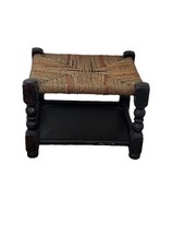 Antico piccolo sgabello in