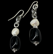 ORECCHINI AD AMO PENDENTI PERLE E PIETRE NATURALI BIANCHE E NERE E FIRMATI DONNA