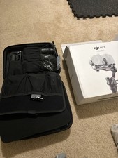 Gimbal professionale portatile DJI RS 3 Combo.