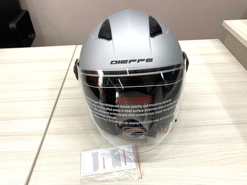 Casco con visiera - con,
