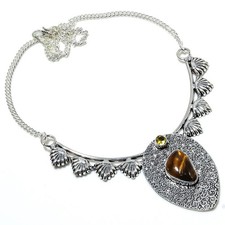 Collana con gioielli in