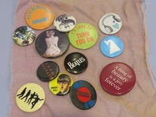 SET DI 13 VECCHIE SPILLE THE BEATLES DEPECHE MODE OASIS SUBURBIA vintage badge