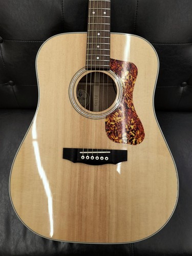 Chitarra acustica elettrica