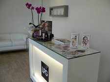 Mobile reception luminoso con logo amovibile