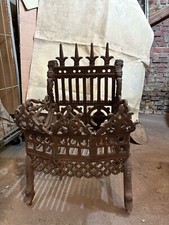 BRACERE PER LEGNA DA GIARDINO, IN FUSIONE DI GHISA, FINITURA ANTICA. 