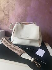 Orciani Borsa a mano e a tracolla. Pelle martellata. Color bianco dettagli rosa.