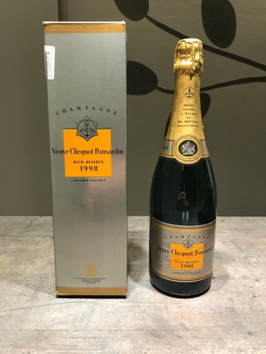 Champagne veuve clicquot - veuve, "rich