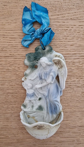 Antica statuetta acquasantiera