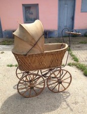 Passeggino antico molto antico con ruote grandi, pezzo da museo e pezzo unico