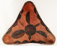 Sgabello etnico con seduta in pelle decorata e treppiede in legno massello