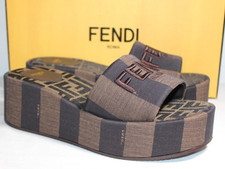 Sandali nuovi con etichette