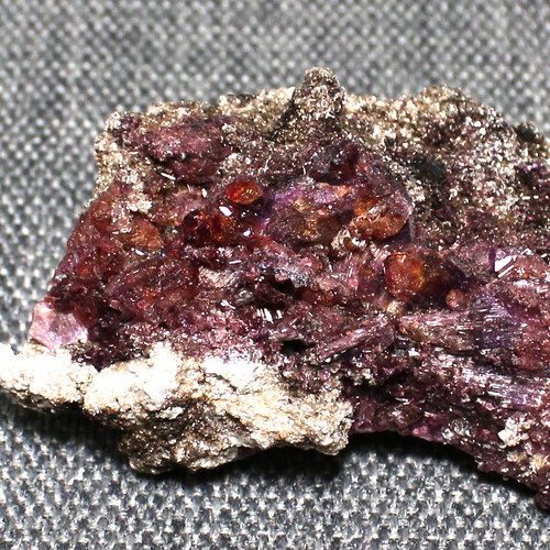 Vesuvianite clinochlore top - clinochlore.,