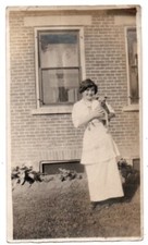 PH735 Donna ben vestita che