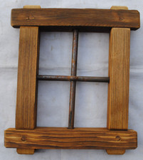 Finestra in legno con grata in