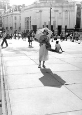 'Phone & Umbrella' stampa gelatina argento originale di TheObsoleteCamera incorniciata