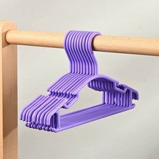 Appendiabiti in plastica con design scanalato per riporre quotidianamente guardaroba