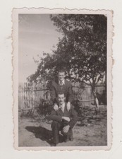 Due giovani uomini belli e