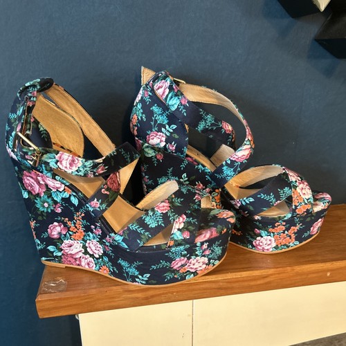 Sandali con zeppa floreale