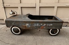 Auto d'epoca a pedali capo dei