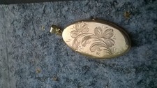 antico ciondolo portafoto in oro forma ovale cesellato motivo floreale deco'