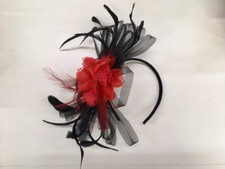 Fascinator cerchietto nero con piume e rosa rossa