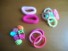Elastici e pinze per capelli colori assortiti.