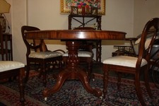 TAVOLO ANTICO OVALE IN MOGANO  E GRUPPO DI 4 SEDIE