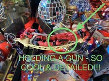 DEADPOOL Pistola che tiene