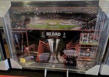 Grande cornice per vincitori finali Tottenham Hotspur 2025 Europa League con speroni medaglia