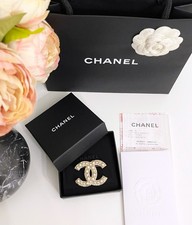 Chanel spilla donna doppia C