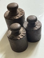 Set di tre antichi pesi per