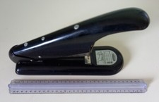 Cucitrice per carta cartone e tappeti di spessore fino 14 mm con punti metallici