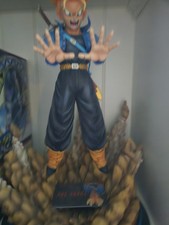 Tensai Studio - Statua in