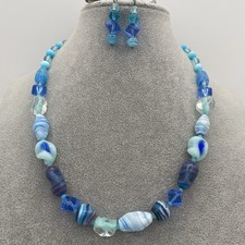 Collana di perle in vetro blu