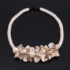 Collana antica in vetro bianco