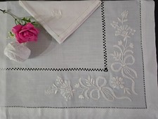 Tovaglia ricamata a mano in