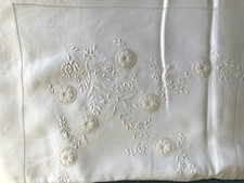 Lenzuola in lino ricamate a mano