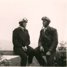 Foto d'epoca anni 50 moto uomo donna con occhiali e caschi aviatore motociclista
