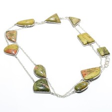 Collana con gioielli in