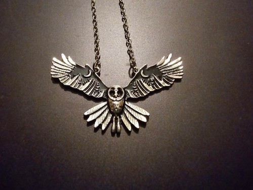 Collana con ciondolo lune ali