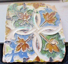 RIGGIOLA PIASTRELLA maiolica decoro mano a rilievo - GENOVA XVI° secolo