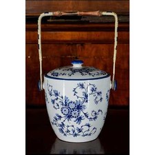 vaso-con-coperchio-in-ceramica-bianca-blu-e-manico-in-bambu-marcato-con-leone-it