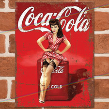 Poster COCA COLA PIN UP RAGAZZA Insegna Metallo Uomo Grotta Parete Capannone Vintage Latta