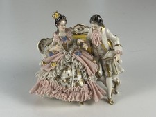 Coppia di porcellana su panca