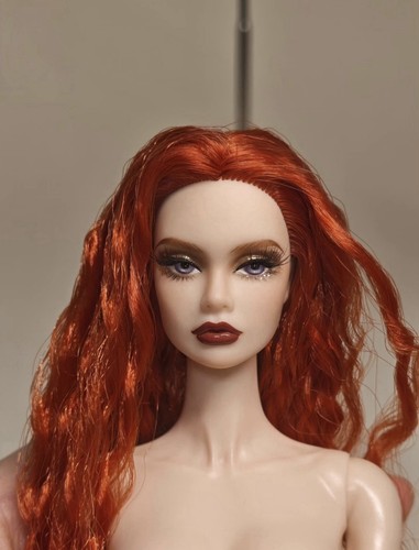 Bambola nuda artistica