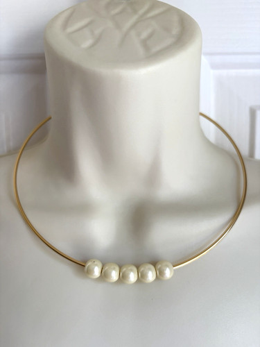 Collana girocollo rigido - j.,