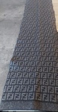 Sciarpa originale Fendi, nera con lettere grigie, 100% lana