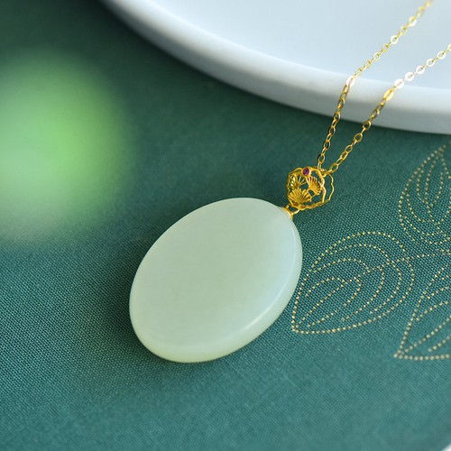 Collana con ciondolo giada