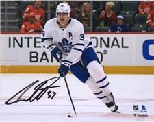 Auston Matthews Toronto Maple Leafs foto pattinaggio maglia bianca firmata 8" x 10"