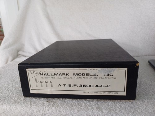 Hallmark models dong - by, ho